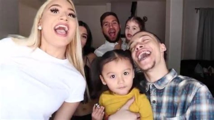 How much does the life of us vlogs make?
