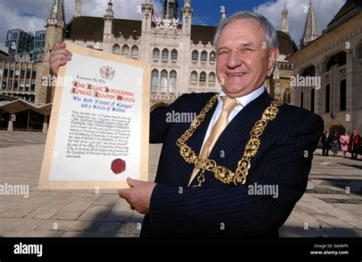How much does the Lord Provost of Glasgow earn?