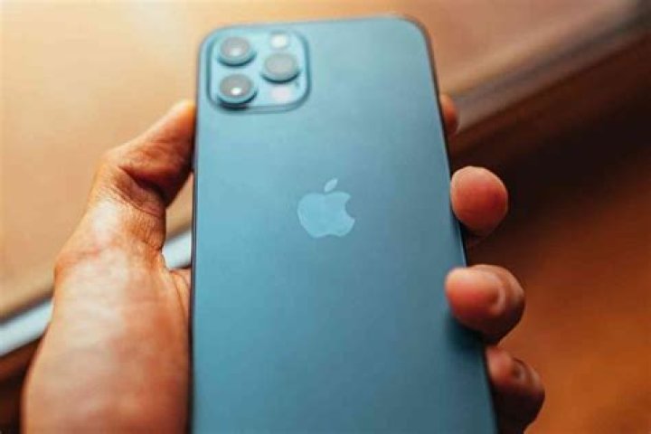 How much memory does iPhone 8 OS use?