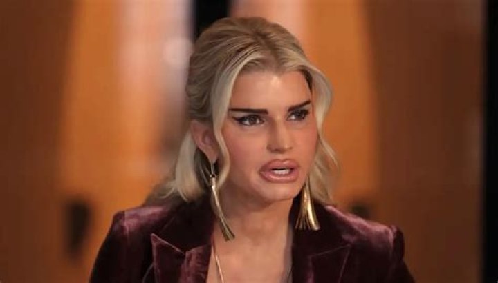 How old is Jessica Savage?