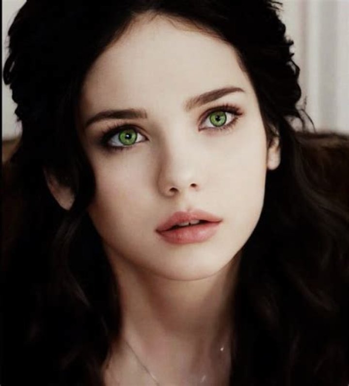 How rare is dark hair and green eyes?
