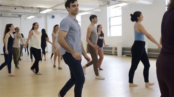 How should I dress for a salsa concert?