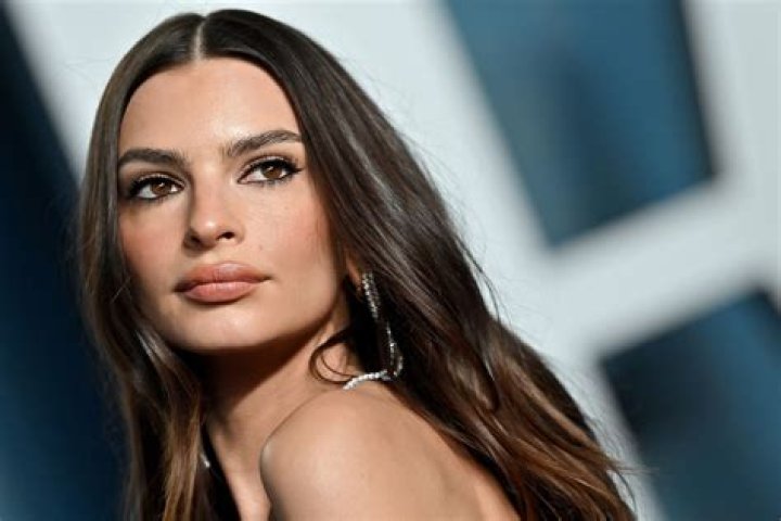 How tall is Emrata?