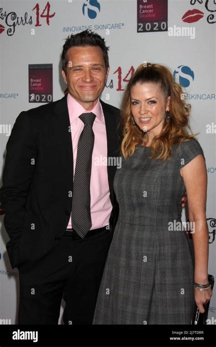How tall is Seamus Dever?