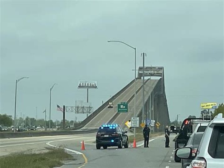 How tall is the I 10 bridge in Lake Charles?