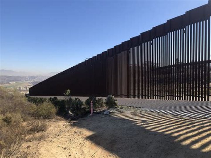 How tall is the Mexican border wall?