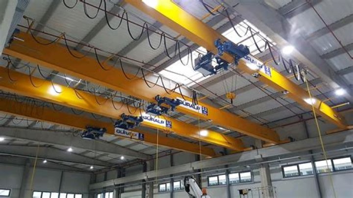 Is a hoist a crane?