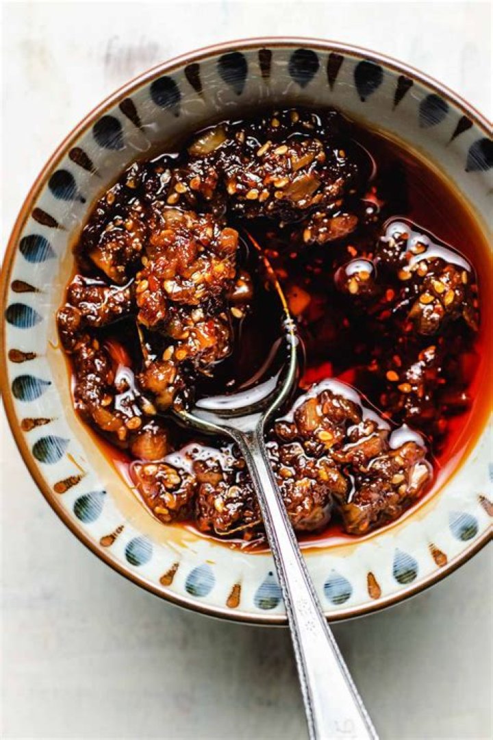 Is chili garlic sauce the same as chili garlic paste?