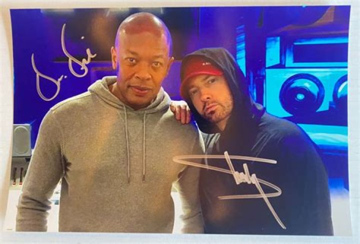 Is Eminem still signed to Dr Dre?