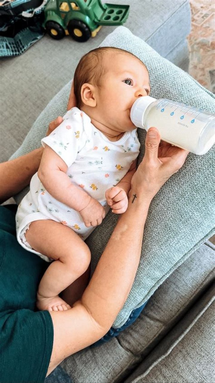 Is it OK to bottle feed newborn?