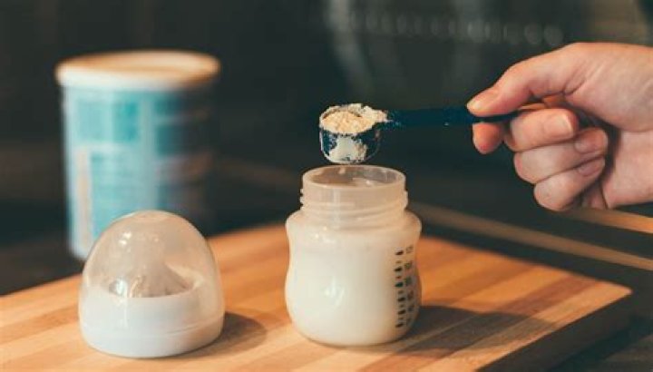 Is it OK to give bottle to newborn?