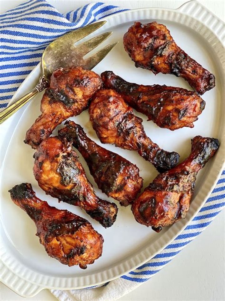 Is it OK to give dogs raw chicken drumsticks?