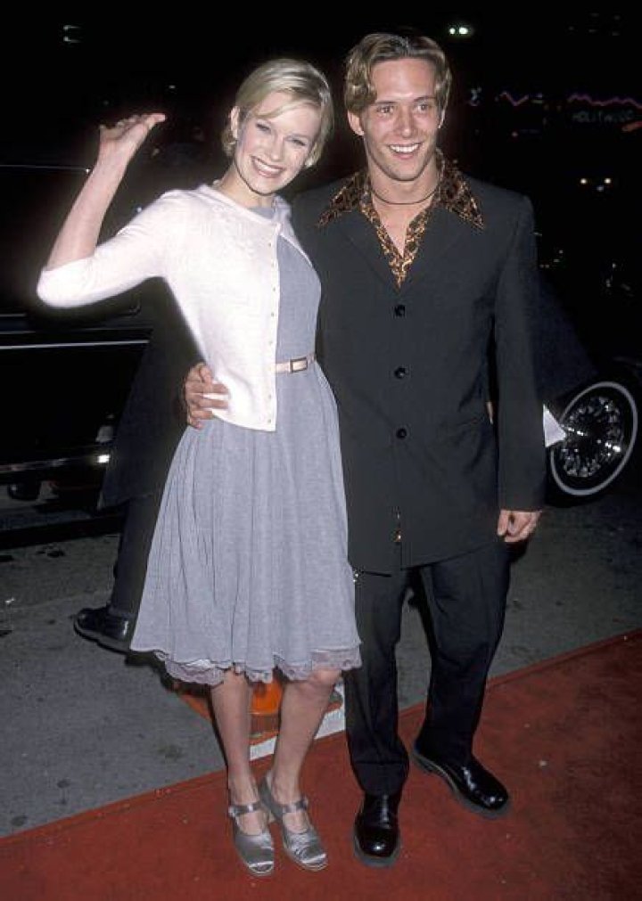Is Nicholle Tom married?