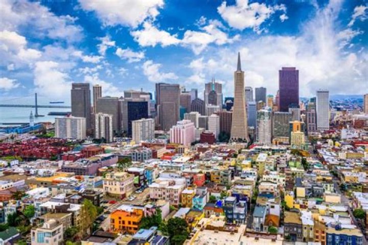 Is San Francisco or Los Angeles closer to Hawaii?