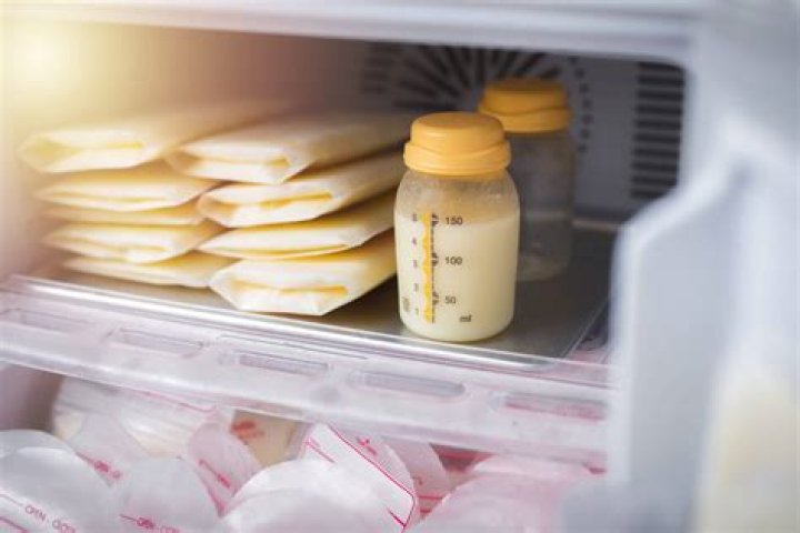 Pode guardar o leite materno na mamadeira?
