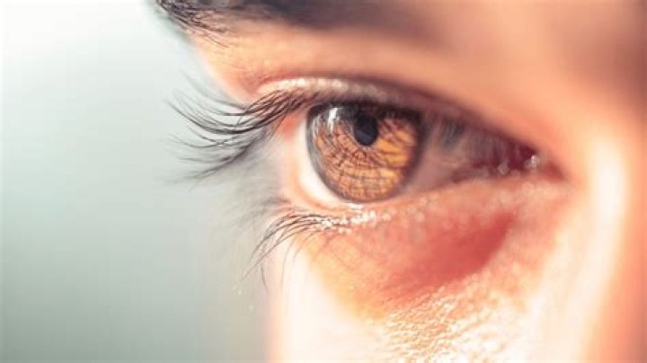 Quand un homme cligne des yeux ?