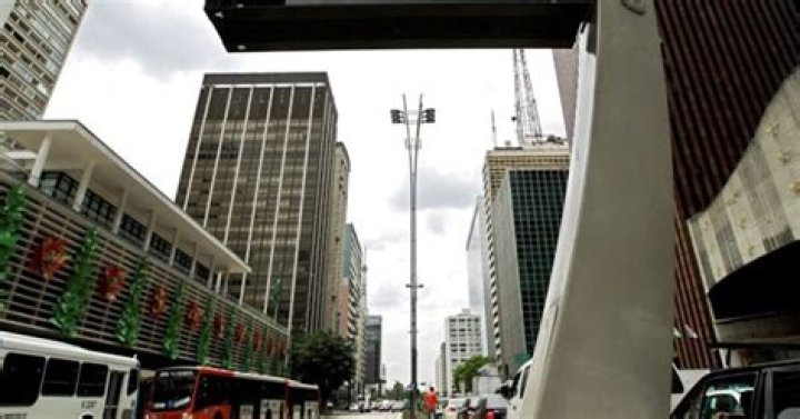 Quantas pessoas moram na Avenida Paulista?