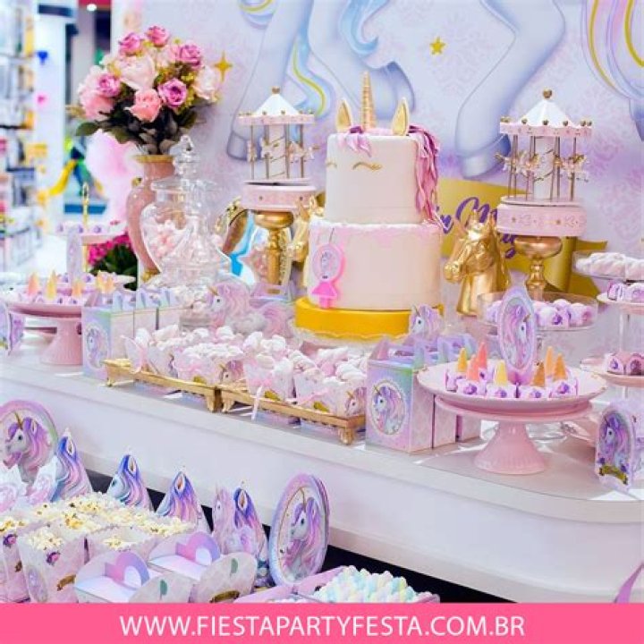Quantos doces personalizados devo colocar na mesa do bolo?