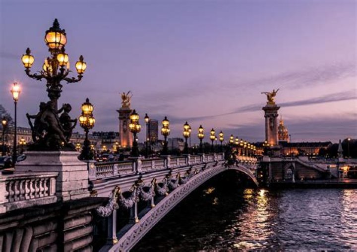 Quel est le surnom de la ville de Paris ?