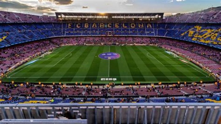 Quelles sont les dimensions de la pelouse du Camp Nou ?