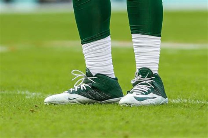 Should lineman wear high-top cleats?