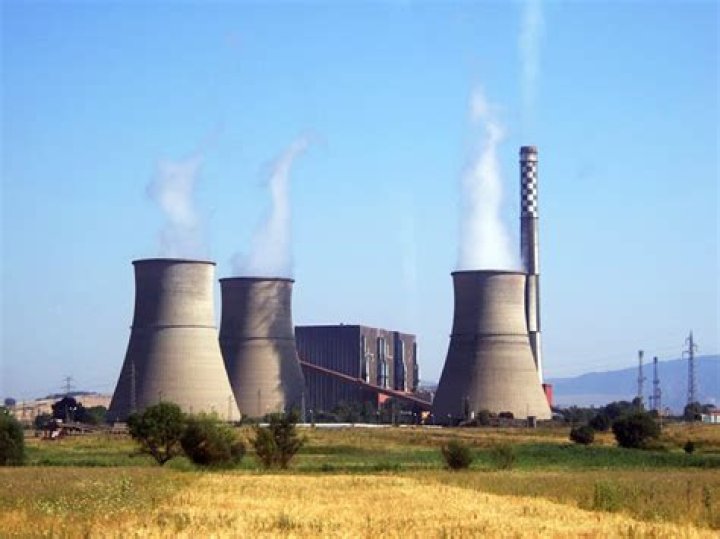 What are the advantages and disadvantages of steam power plant?