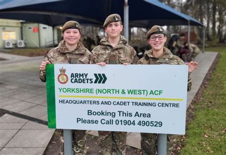 What are the requirements to get into Harrogate Army College?