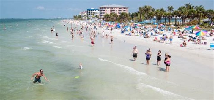 What beach is close to Fort Myers?