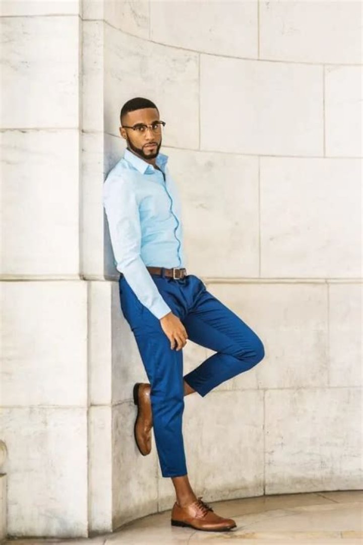 What color shirt goes with blue shoes?