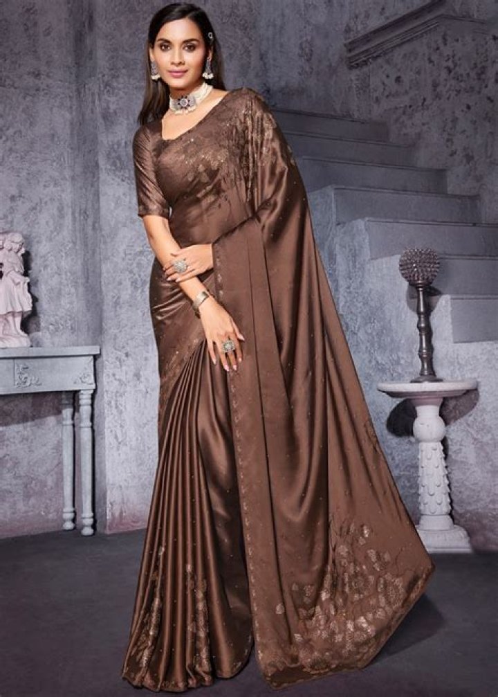 What Colour blouse goes with brown saree?