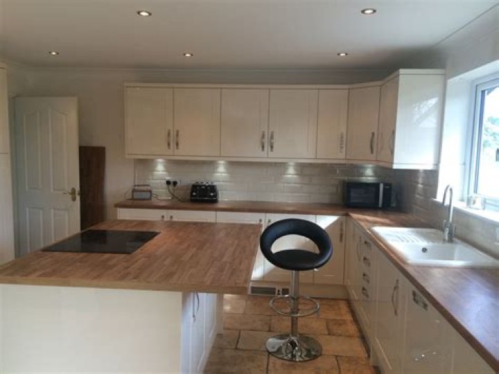 What Colour worktops go with cream gloss units?