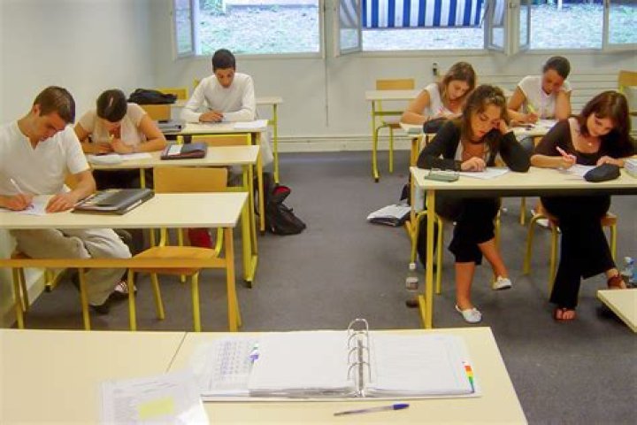 What days do you go to school in France?