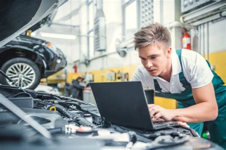What do Firestone technicians make?