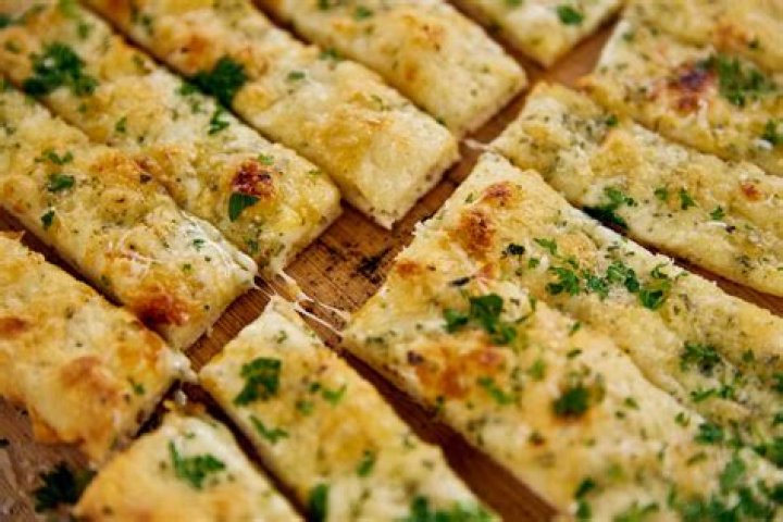 What do you eat garlic fingers with?