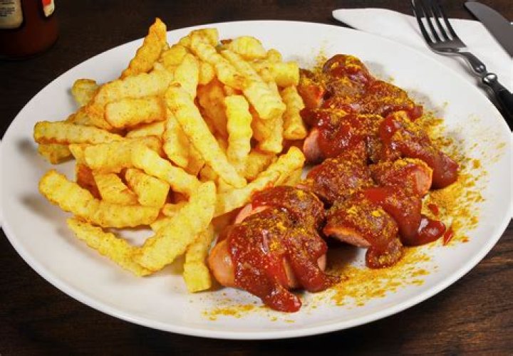 What do you eat with currywurst?