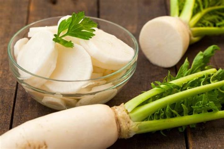 What does a daikon radish taste like?
