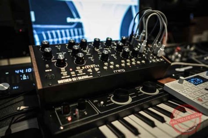 What does a guitar synthesizer do?