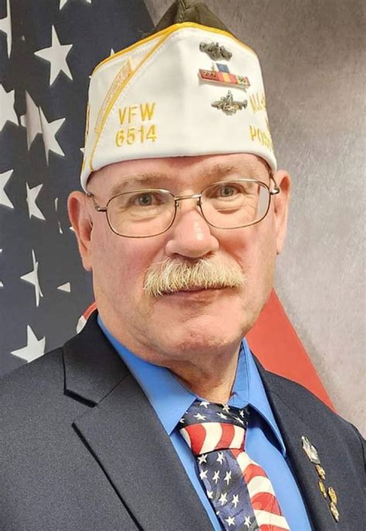 What does a VFW commander do?