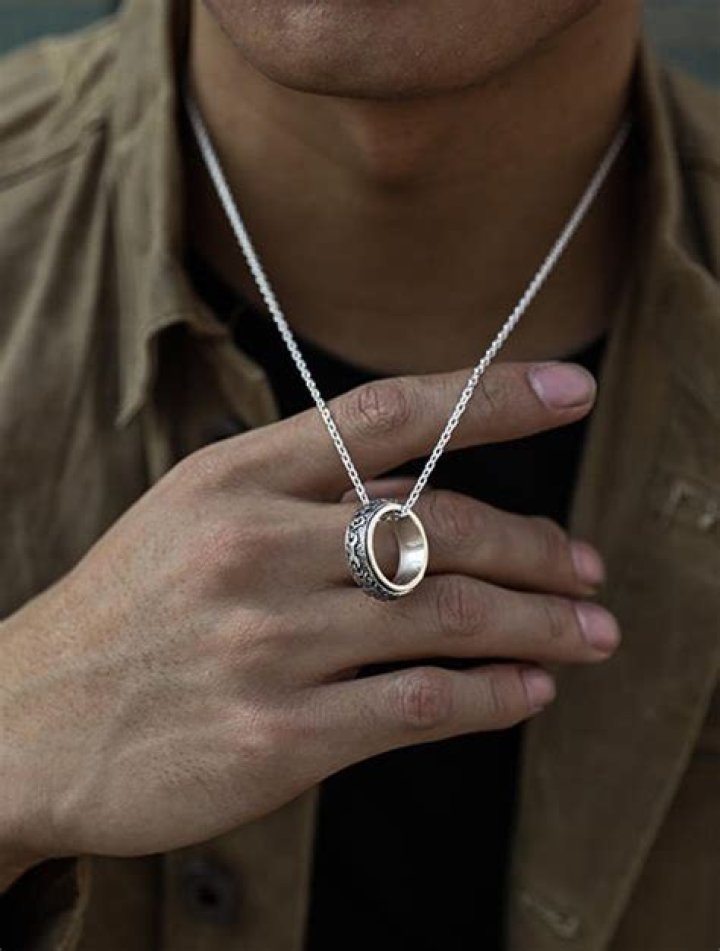 What does an O ring necklace mean?