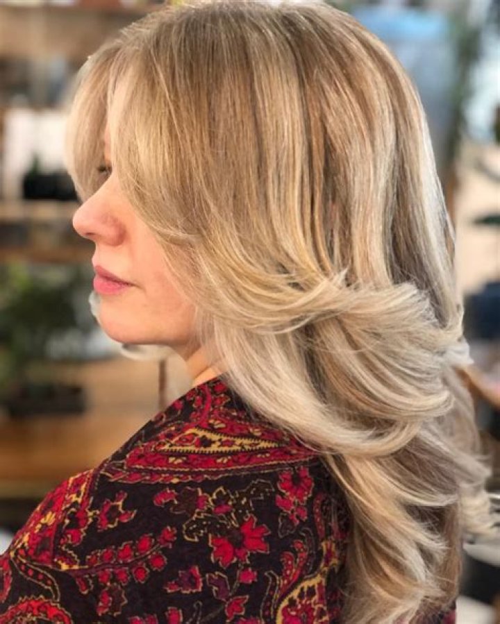 What does feathered hair look like?