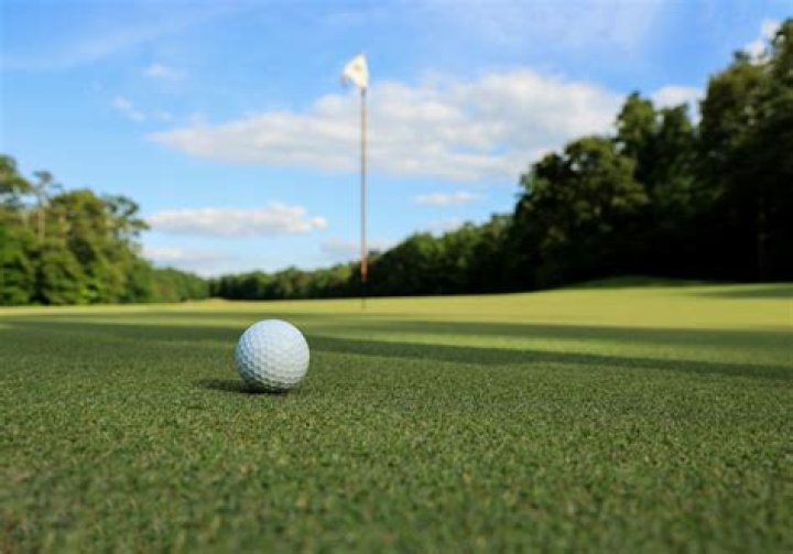 What does it cost to play Whistling Straits golf course?