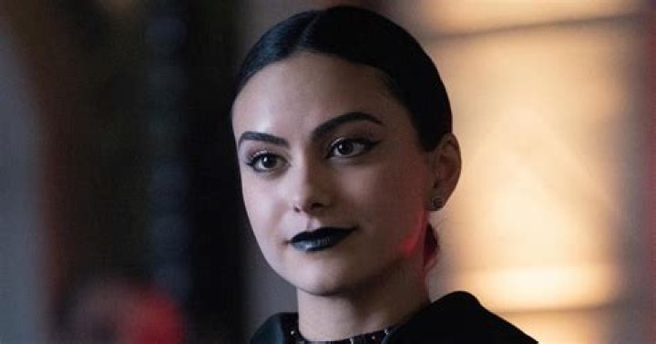 What does Veronica from Riverdale wear?
