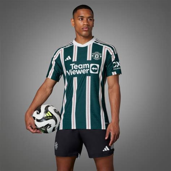 What football team wears green and white?