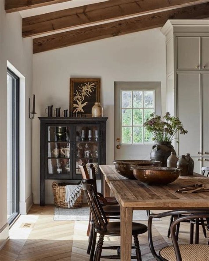 What furniture should go in a dining room?