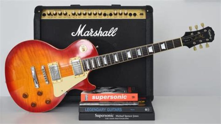 What guitar strings does Noel Gallagher use?