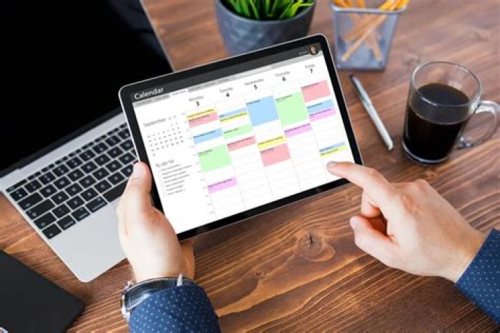What is a benefit of electronic scheduling software?