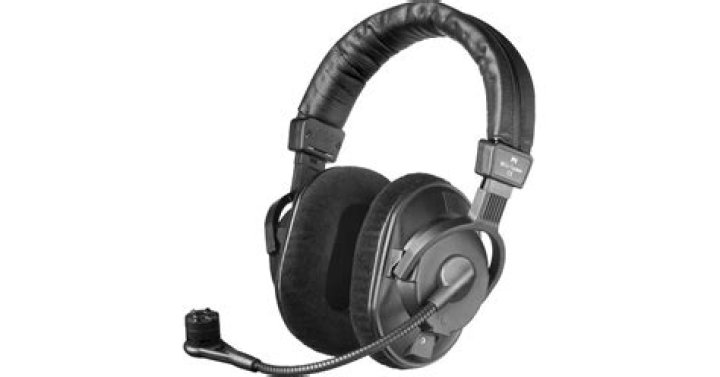 What is a closed back headset?