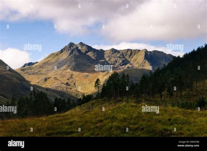 What is a Scottish mountains over 3000 feet called?