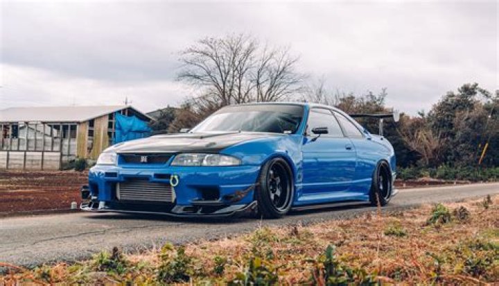 What is an r33 car?
