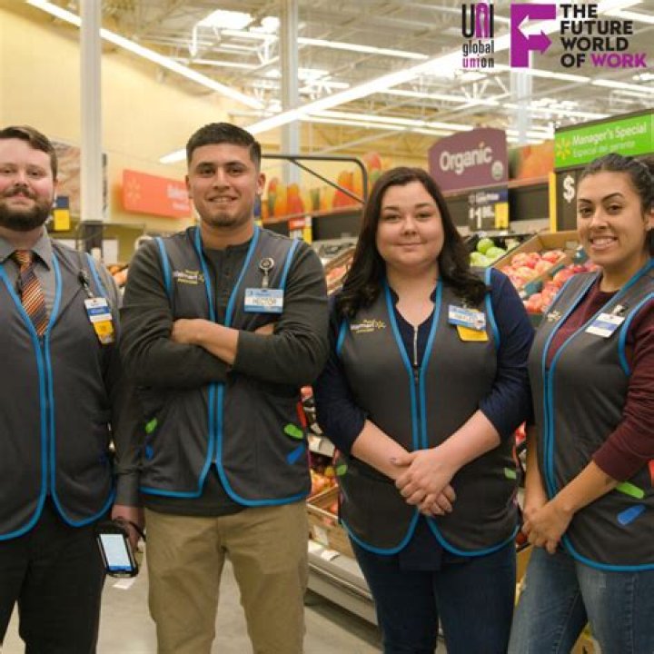 What is dress code for Walmart employees?